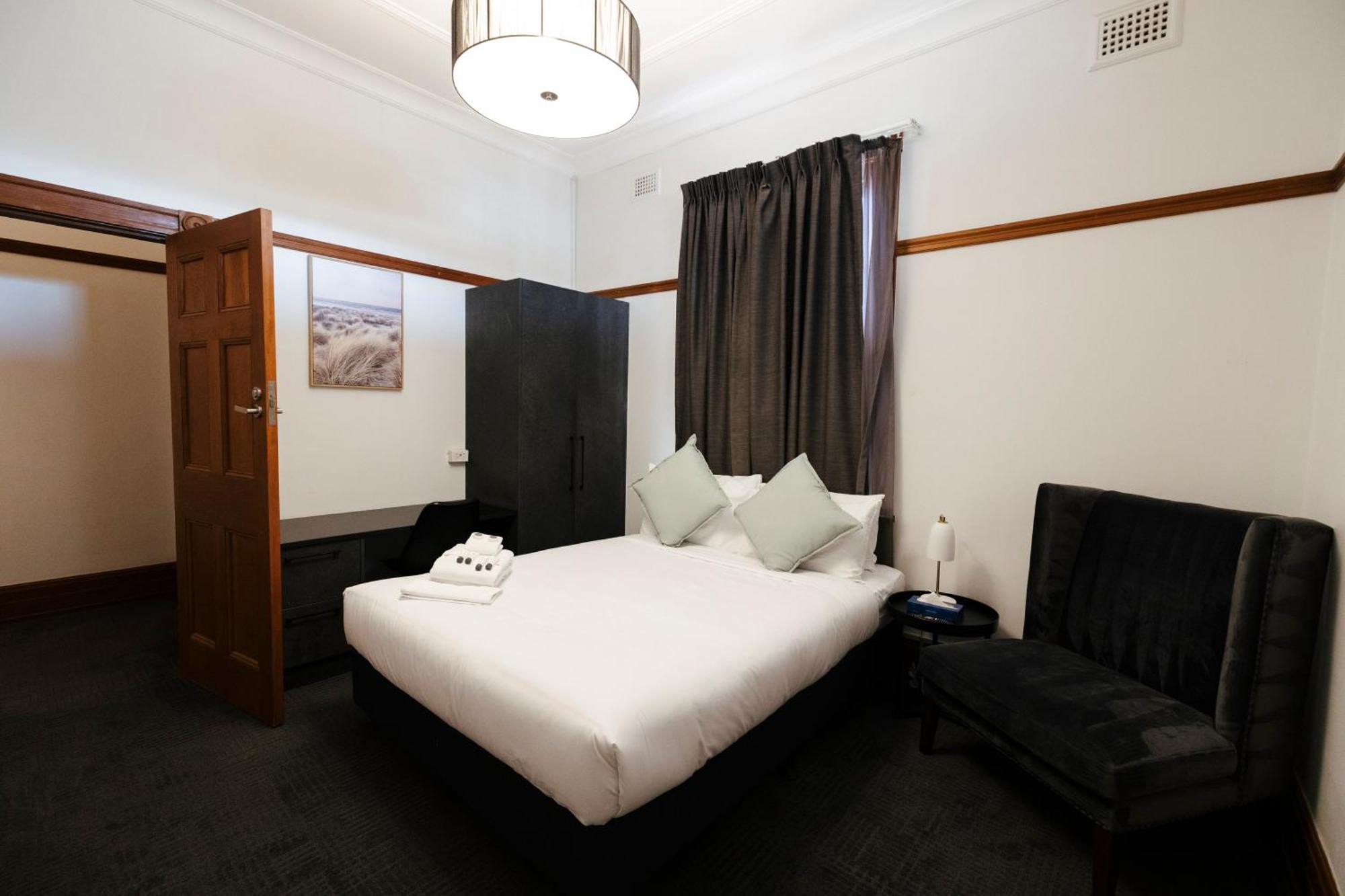 Guildford Hotel ภายนอก รูปภาพ